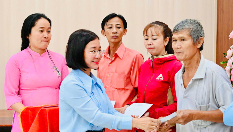 Li&ecirc;n đo&agrave;n Lao động tỉnh T&acirc;y Ninh tặng 210 suất qu&agrave; cho người lao động c&oacute; ho&agrave;n cảnh kh&oacute; khăn tại x&atilde; Mỹ Y&ecirc;n