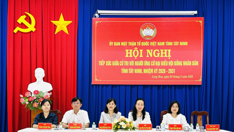 Ứng cử vi&ecirc;n đại biểu HĐND tỉnh - đơn vị bầu cử số 2 tiếp x&uacute;c cử tri tại phường Long Hoa