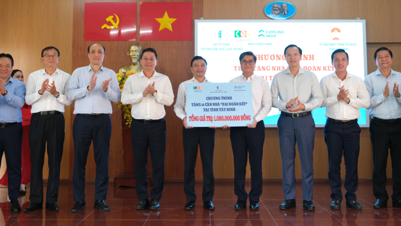 Trao tặng 18 căn nh&agrave; Đại đo&agrave;n kết tại tỉnh T&acirc;y Ninh