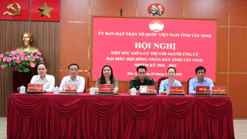 Người ứng cử đại biểu HĐND tỉnh - đơn vị bầu cử số 13 tiếp x&uacute;c cử tri tại x&atilde; Đức Huệ