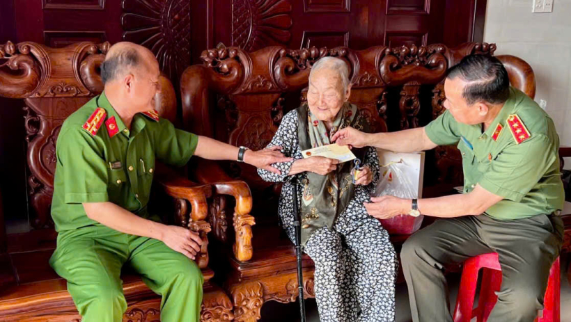 Thượng tướng L&ecirc; Tấn Tới thăm, tặng qu&agrave; B&agrave; mẹ Việt Nam Anh h&ugrave;ng L&ecirc; Thị Lựu