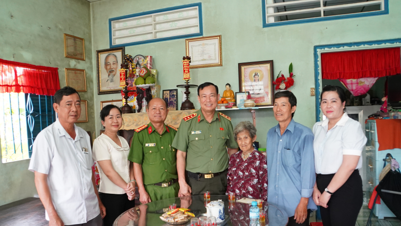 Thượng tướng L&ecirc; Tấn Tới thăm, tặng qu&agrave; B&agrave; mẹ Việt Nam Anh h&ugrave;ng v&agrave; c&aacute;c khu c&ocirc;ng nghiệp