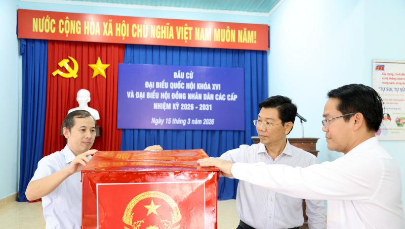 Ph&oacute; B&iacute; thư Thường trực Tỉnh ủy khảo s&aacute;t c&ocirc;ng t&aacute;c chuẩn bị bầu cử tại đơn vị bầu cử số 3