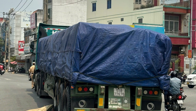 Tai nạn giao th&ocirc;ng tại ng&atilde; 5 Bến Lức khiến 1 nữ sinh tử vong