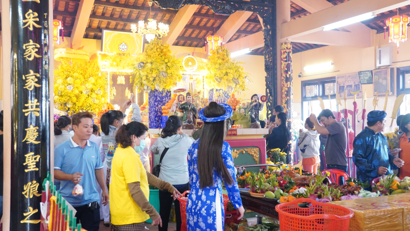 Miếu B&agrave; Ngũ H&agrave;nh Long Thượng rực rỡ đ&oacute;n kh&aacute;ch thập phương ng&agrave;y khai lễ