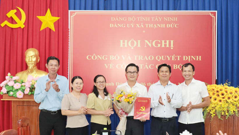 X&atilde; Thạnh Đức c&ocirc;ng bố c&aacute;c quyết định về c&ocirc;ng t&aacute;c c&aacute;n bộ