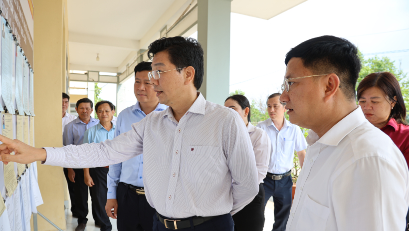 Ph&oacute; B&iacute; thư Thường trực Tỉnh ủy Nguyễn Mạnh H&ugrave;ng khảo s&aacute;t c&ocirc;ng t&aacute;c chuẩn bị bầu cử tại x&atilde; H&ograve;a Kh&aacute;nh, Đức Huệ, Đ&ocirc;ng Th&agrave;nh