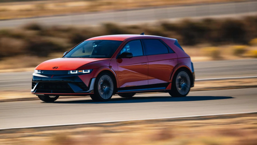 Xe xăng dầu đạp ga hết cỡ sợ hư m&aacute;y, nhưng xe điện l&agrave;m vậy th&igrave; cực tốt