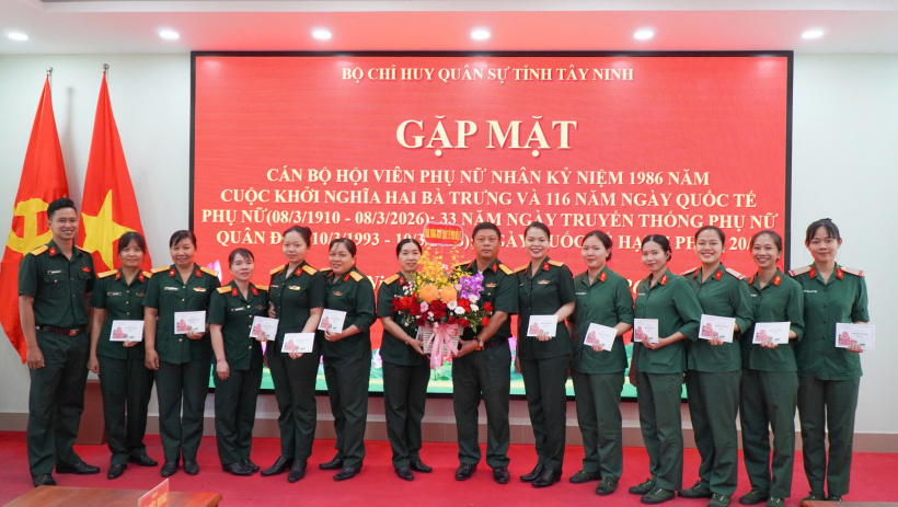 Bộ Chỉ huy Qu&acirc;n sự tỉnh T&acirc;y Ninh gặp mặt, tặng qu&agrave; c&aacute;n bộ, hội vi&ecirc;n phụ nữ nh&acirc;n dịp 08/3