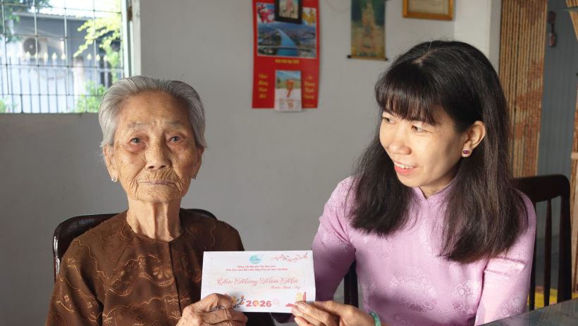 L&atilde;nh đạo Hội Li&ecirc;n hiệp Phụ nữ tỉnh thăm v&agrave; tặng qu&agrave; B&agrave; mẹ Việt Nam Anh h&ugrave;ng 