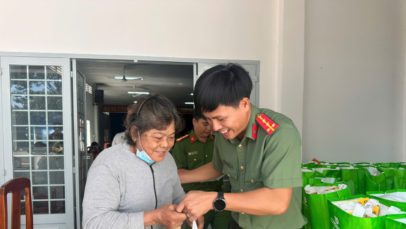 Kh&aacute;m bệnh, ph&aacute;t thuốc miễn ph&iacute; v&agrave; tặng qu&agrave; cho người d&acirc;n x&atilde; Thạnh Đức