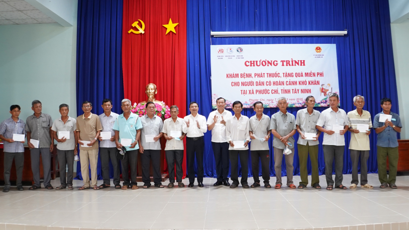 Thượng tướng L&ecirc; Tấn Tới tặng qu&agrave; cho người d&acirc;n c&oacute; ho&agrave;n cảnh kh&oacute; khăn 