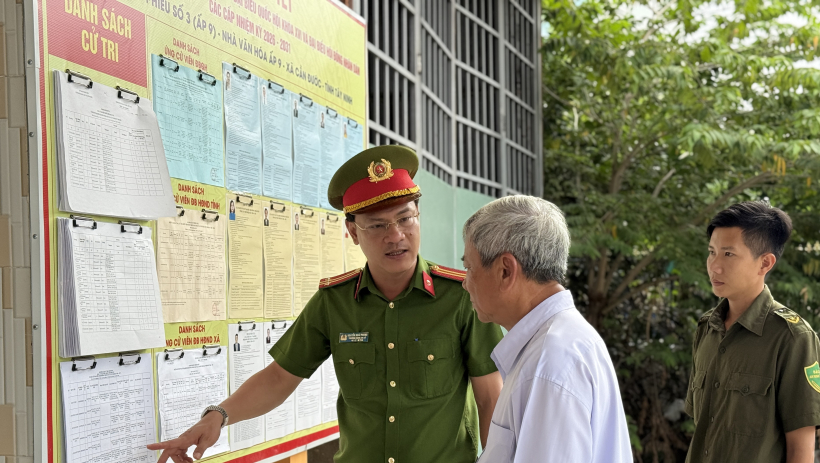 T&acirc;y Ninh: 'Đi từng ng&otilde;, g&otilde; từng nh&agrave;' r&agrave; so&aacute;t danh s&aacute;ch cử tri