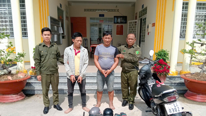 C&ocirc;ng an x&atilde; T&acirc;n Th&agrave;nh truy đuổi, khống chế 2 đối tượng trộm d&acirc;y c&aacute;p điện