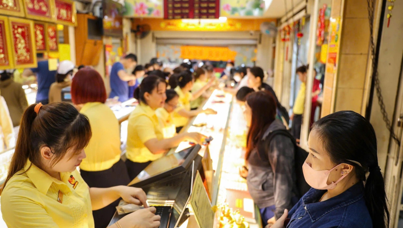 Gi&aacute; v&agrave;ng h&ocirc;m nay 08/3: Người mua lỗ 5 triệu đồng sau một tuần