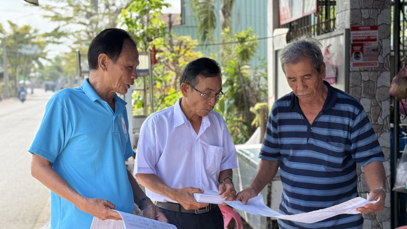 Trao thẻ cử tri &ndash; Khơi dậy tr&aacute;ch nhiệm c&ocirc;ng d&acirc;n trước ng&agrave;y bầu cử