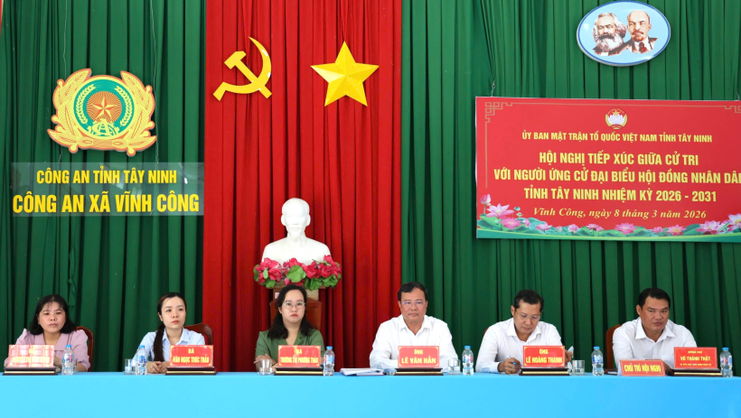 Người ứng cử đại biểu HĐND tỉnh - đơn vị bầu cử số 23 tiếp x&uacute;c cử tri tại x&atilde; Vĩnh C&ocirc;ng