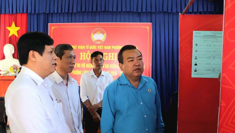 Ph&oacute; B&iacute; thư Tỉnh uỷ kiểm tra c&ocirc;ng t&aacute;c chuẩn bị bầu cử tại phường Long Hoa v&agrave; Ho&agrave; Th&agrave;nh