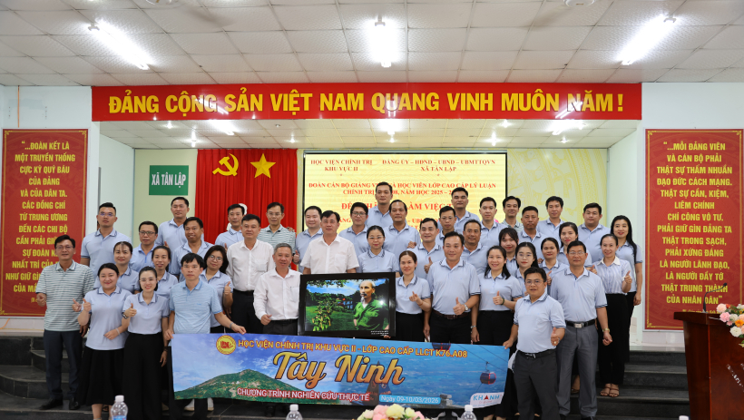 Học vi&ecirc;n lớp Cao cấp l&yacute; luận ch&iacute;nh trị K76.A08 về nguồn tại x&atilde; T&acirc;n Lập