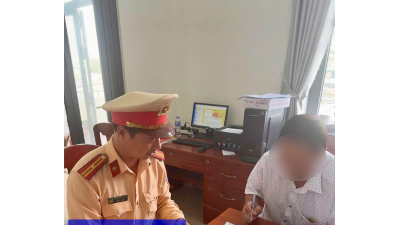 Xử phạt t&agrave;i xế xe đưa rước c&ocirc;ng nh&acirc;n vi phạm an to&agrave;n giao th&ocirc;ng