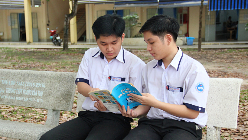 Mồ c&ocirc;i cha mẹ, hai anh em song sinh vượt kh&oacute;, học giỏi