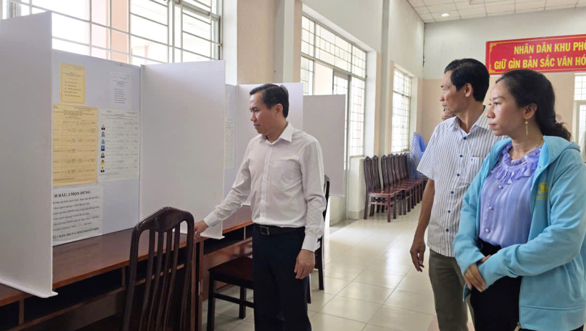 B&iacute; thư Đảng ủy phường Long An kiểm tra c&aacute;c khu vực bỏ phiếu phục vụ bầu cử