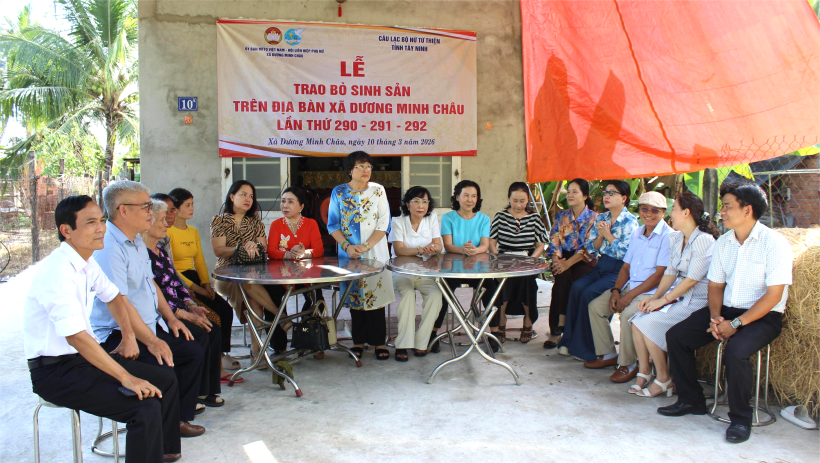 Trao tặng b&ograve; sinh sản cho phụ nữ kh&oacute; khăn tại x&atilde; Dương Minh Ch&acirc;u