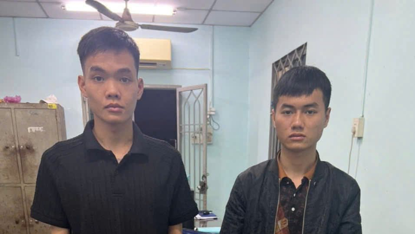 C&ocirc;ng an x&atilde; Cần Giuộc xử l&yacute; 2 đối tượng rải tờ rơi quảng c&aacute;o cho vay tr&aacute;i ph&eacute;p