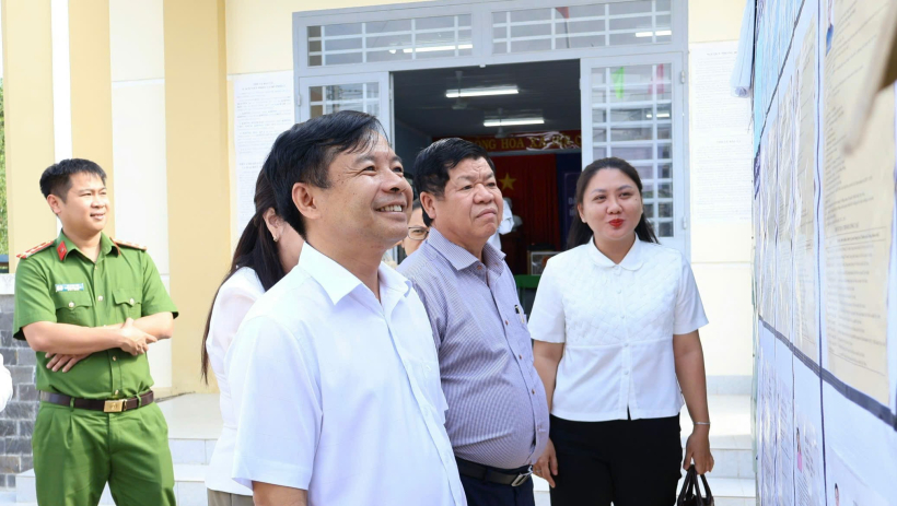 Đo&agrave;n gi&aacute;m s&aacute;t, kiểm tra số 4 Ủy ban Bầu cử tỉnh kiểm tra tại xã Tru&ocirc;ng M&iacute;t