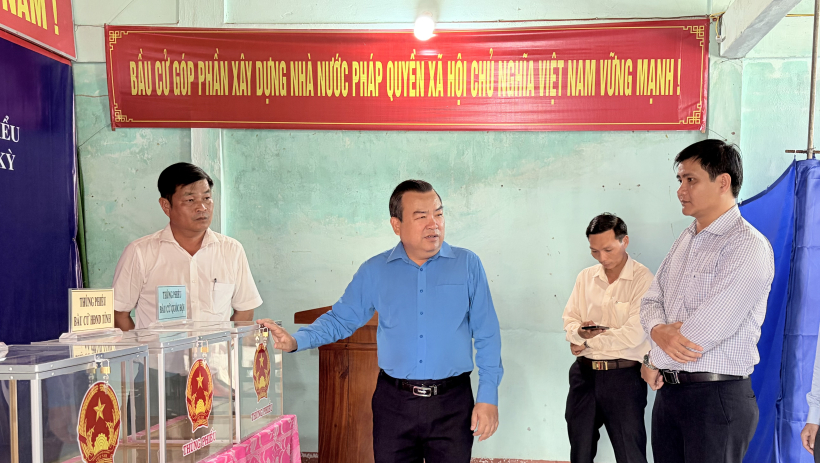 Trưởng Đo&agrave;n ĐBQH tỉnh kiểm tra c&ocirc;ng t&aacute;c chuẩn bị bầu cử tại c&aacute;c x&atilde; Nhựt Tảo v&agrave; V&agrave;m Cỏ