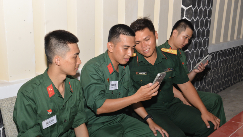 Cảnh gi&aacute;c chi&ecirc;u tr&ograve; lừa đảo nhắm v&agrave;o gia đ&igrave;nh chiến sĩ mới