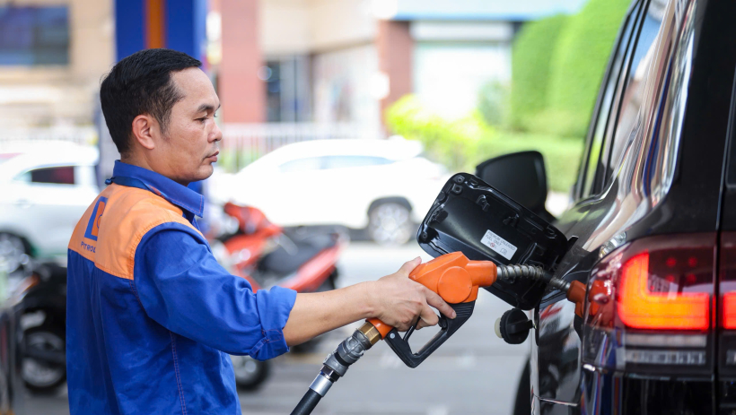 Gi&aacute; xăng dầu h&ocirc;m nay 13/3/2026: Tăng đồng loạt, dầu vượt 100 USD/th&ugrave;ng