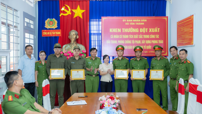 X&atilde; T&acirc;n Th&agrave;nh: Khen thưởng đột xuất 6 c&aacute; nh&acirc;n c&oacute; th&agrave;nh t&iacute;ch xuất sắc trong đấu tranh, ph&ograve;ng chống tội phạm