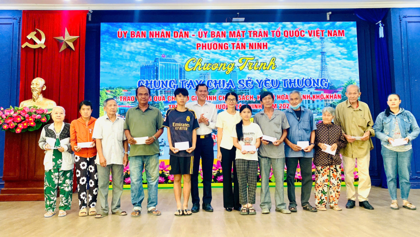 Phường T&acirc;n Ninh: Tặng 100 phần qu&agrave; cho gia đ&igrave;nh ch&iacute;nh s&aacute;ch, hộ c&oacute; ho&agrave;n cảnh kh&oacute; khăn 