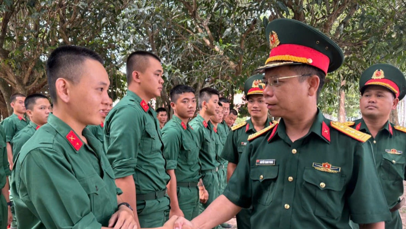 Bộ Chỉ huy Qu&acirc;n sự tỉnh T&acirc;y Ninh thăm, động vi&ecirc;n chiến sĩ mới tại Tiểu đo&agrave;n Bộ binh 12