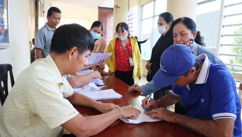 X&atilde; Bến Lức: Trao th&ocirc;ng b&aacute;o thu hồi đất thực hiện dự &aacute;n đường V&agrave;nh đai 4 TP.Hồ Ch&iacute; Minh