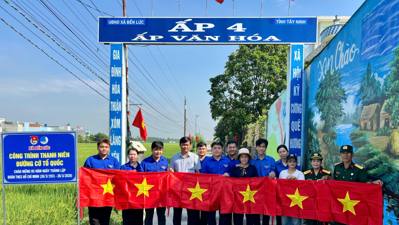 &Aacute;o xanh t&igrave;nh nguyện g&oacute;p sức cho ng&agrave;y bầu cử