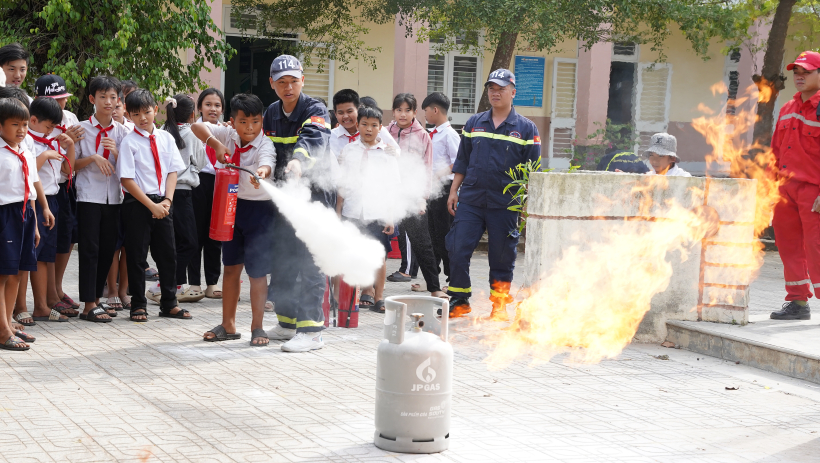 Trải nghiệm ph&ograve;ng ch&aacute;y, chữa ch&aacute;y cho học sinh Trường Tiểu học T&acirc;n Phong B