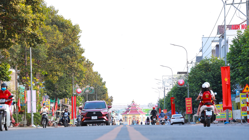 Phố phường rực rỡ cờ hoa, sẵn s&agrave;ng cho ng&agrave;y hội non s&ocirc;ng