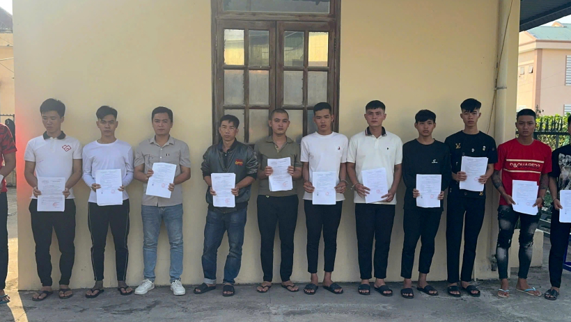 Khởi tố 18 bị can d&ugrave;ng đ&aacute; n&eacute;m nh&agrave;, đập ph&aacute; xe &ocirc; t&ocirc;