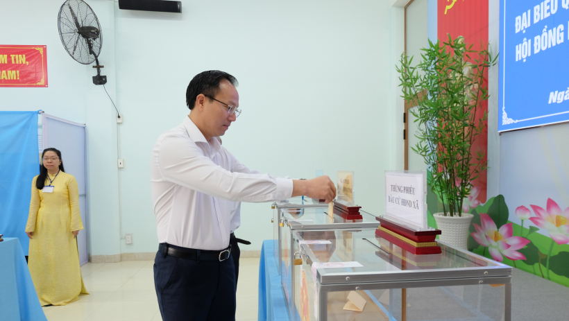 Ph&oacute; Chủ tịch UBND tỉnh Đo&agrave;n Trung Ki&ecirc;n dự khai mạc tại Tổ bầu cử số 7, đơn vị bầu cử số 21