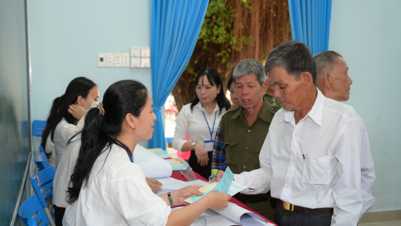 Trưởng ban Nội ch&iacute;nh Tỉnh ủy Trương Nhật Quang dự v&agrave; bỏ phiếu bầu cử tại x&atilde; Long Chữ 