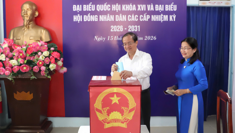 Ph&oacute; Chủ tịch Thường trực UBND tỉnh Nguyễn Hồng Thanh dự v&agrave; chỉ đạo tại Tổ bầu cử số 8, thuộc Đơn vị bầu cử số 8