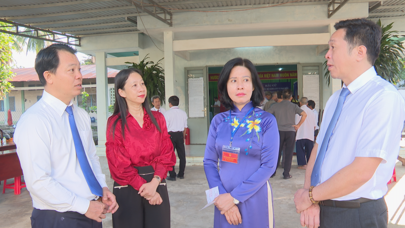 Trưởng ban Tuy&ecirc;n gi&aacute;o v&agrave; D&acirc;n vận Tỉnh ủy dự v&agrave; bỏ phiếu tại Tổ bầu cử số 6, x&atilde; T&acirc;n Đ&ocirc;ng