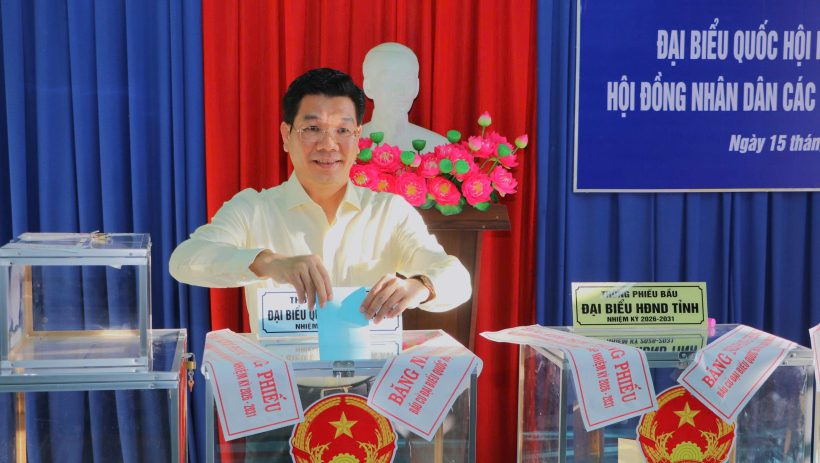 Ph&oacute; B&iacute; thư Thường trực Tỉnh ủy&nbsp;Nguyễn Mạnh H&ugrave;ng dự khai mạc bầu cử tại Tổ bầu cử số 6 - phường B&igrave;nh Minh 