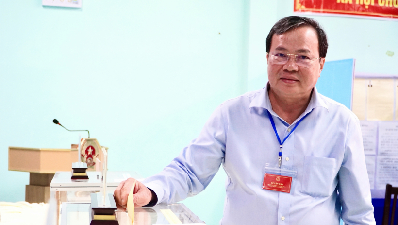 Chủ tịch UBND tỉnh L&ecirc; Văn Hẳn dự v&agrave; bỏ phiếu bầu cử tại x&atilde; Hậu Nghĩa