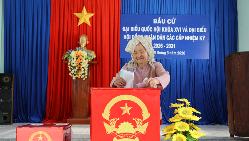 Trưởng ban Tổ chức Tỉnh ủy V&otilde; Đức Trong dự v&agrave; chỉ đạo tại Tổ bầu cử số 11, Đơn vị bầu cử số 5