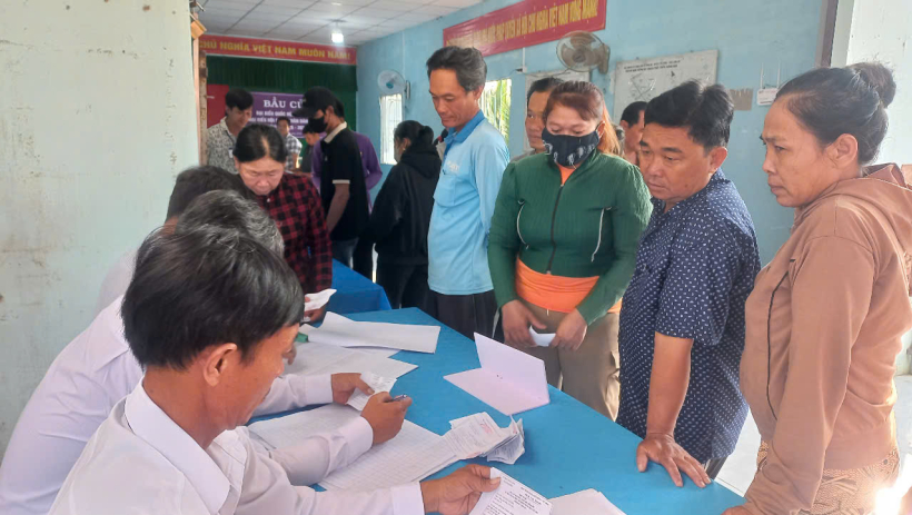 Cử tri v&ugrave;ng bi&ecirc;n giới n&aacute;o nức đi bầu cử