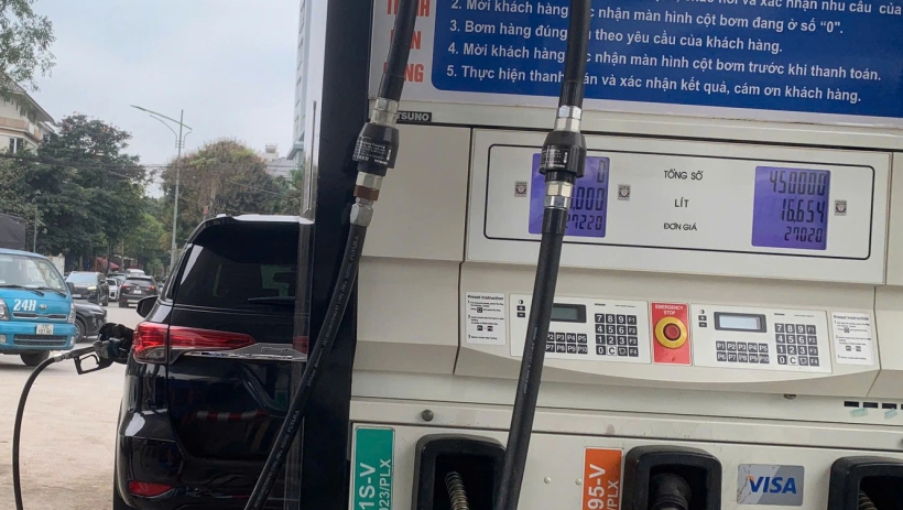 Gi&aacute; xăng dầu mới nhất: Xăng RON 95 hơn 25.000 đồng/l&iacute;t, dầu diesel hơn 27.000 đồng/l&iacute;t