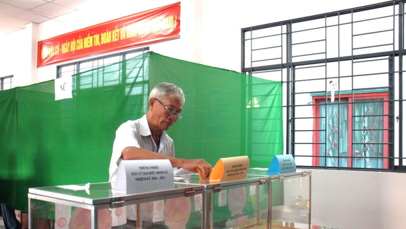 Gi&aacute;m đốc Sở Nội vụ Phạm Xu&acirc;n B&aacute;ch dự khai mạc bầu cử tại x&atilde; Thủ Thừa